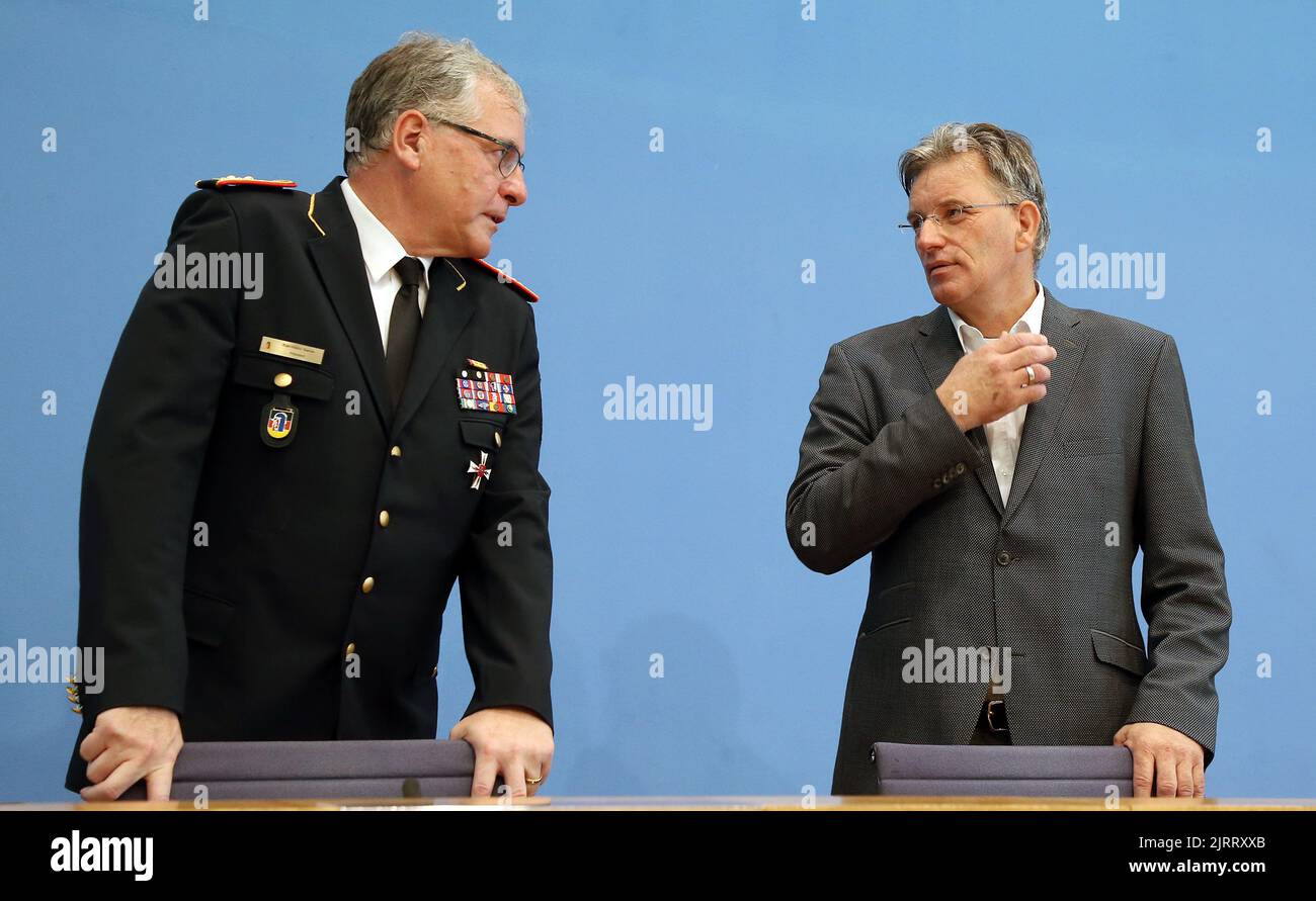 Berlin, Allemagne. 26th août 2022. Karl-Heinz Banse (l), Président de l'Association allemande des brigades de pompiers (DFV), et Andreas Bitter, Président de la Fédération allemande des associations de propriétaires forestiers, AGDW - Die Waldeigentümer e.V., parler au début d'une conférence de presse sur le besoin urgent d'action des gouvernements fédéral et des états - les pompiers et les propriétaires forestiers avertissent d'autres incendies de forêt dans les années à venir. Credit: Wolfgang Kumm/dpa/Alay Live News Banque D'Images