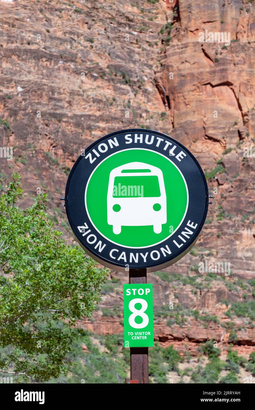 Parc national de Zion, États-Unis - 2 juin 2022 : panneau d'arrêt pour la navette zion à l'intérieur du parc. Les voitures privées sont interdites dans la vallée. Banque D'Images