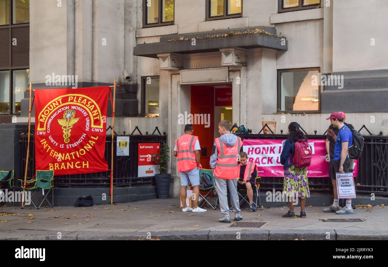 Londres, Royaume-Uni. 26th août 2022. La ligne de piquetage au centre de courrier Mount Pleasant étant donné que des milliers d'employés de la poste et du courrier royal du Royaume-Uni commencent leur grève par rapport à leur salaire. Credit: Vuk Valcic/Alamy Live News Banque D'Images