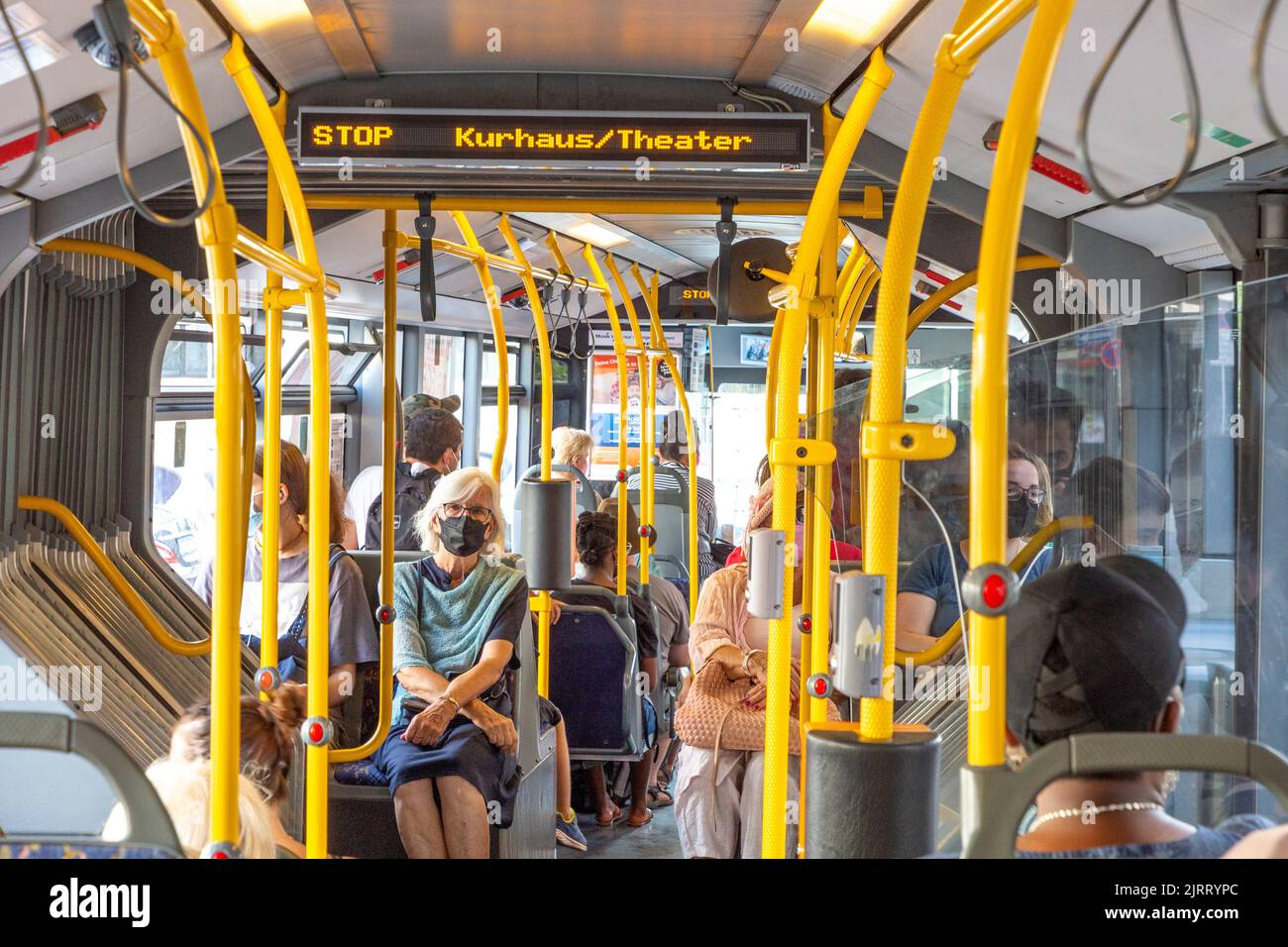 Wiesbaden, Allemagne - 17 août 2022: Les gens voyagent en bus local avec des masques pour la protection de Corona avec le billet réduit de 9 euros en Allemagne. Banque D'Images