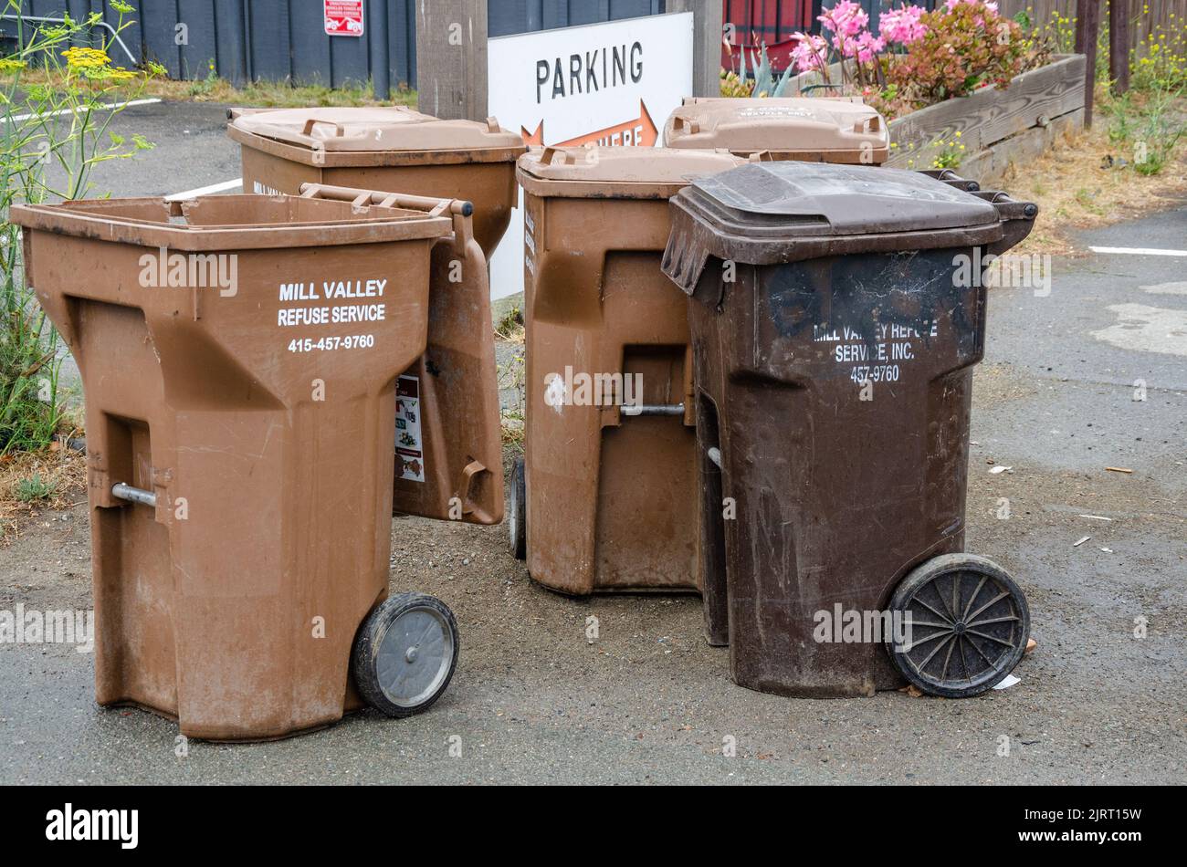 Des passages de roues en plastique marron sur le bord de la route à Mill Valley, Californie, États-Unis Banque D'Images