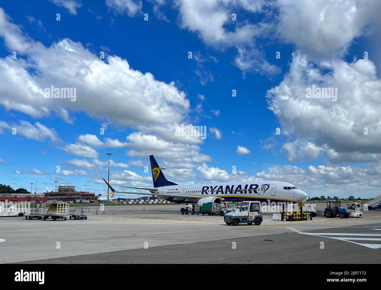 Une photo d'un Ryanair prêt à monter à bord de l'aéroport Marconi de Bologne avec un ciel bleu en arrière-plan Banque D'Images