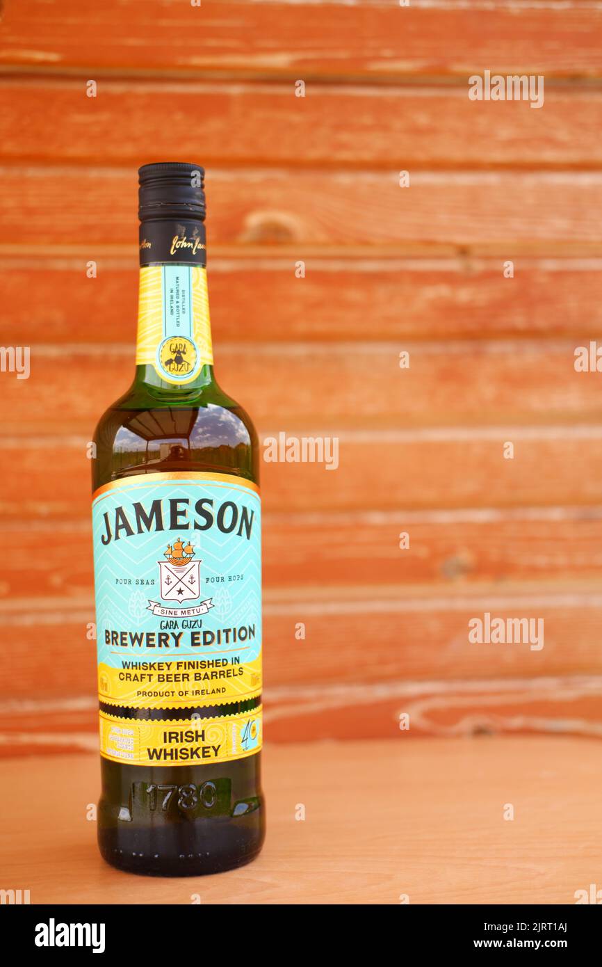 Bouteille de whisky Jameson avec fond en bois Banque D'Images