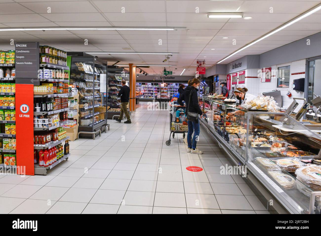 Supermarché Super U : produits frais de charcuterie et comptoir à viande Banque D'Images