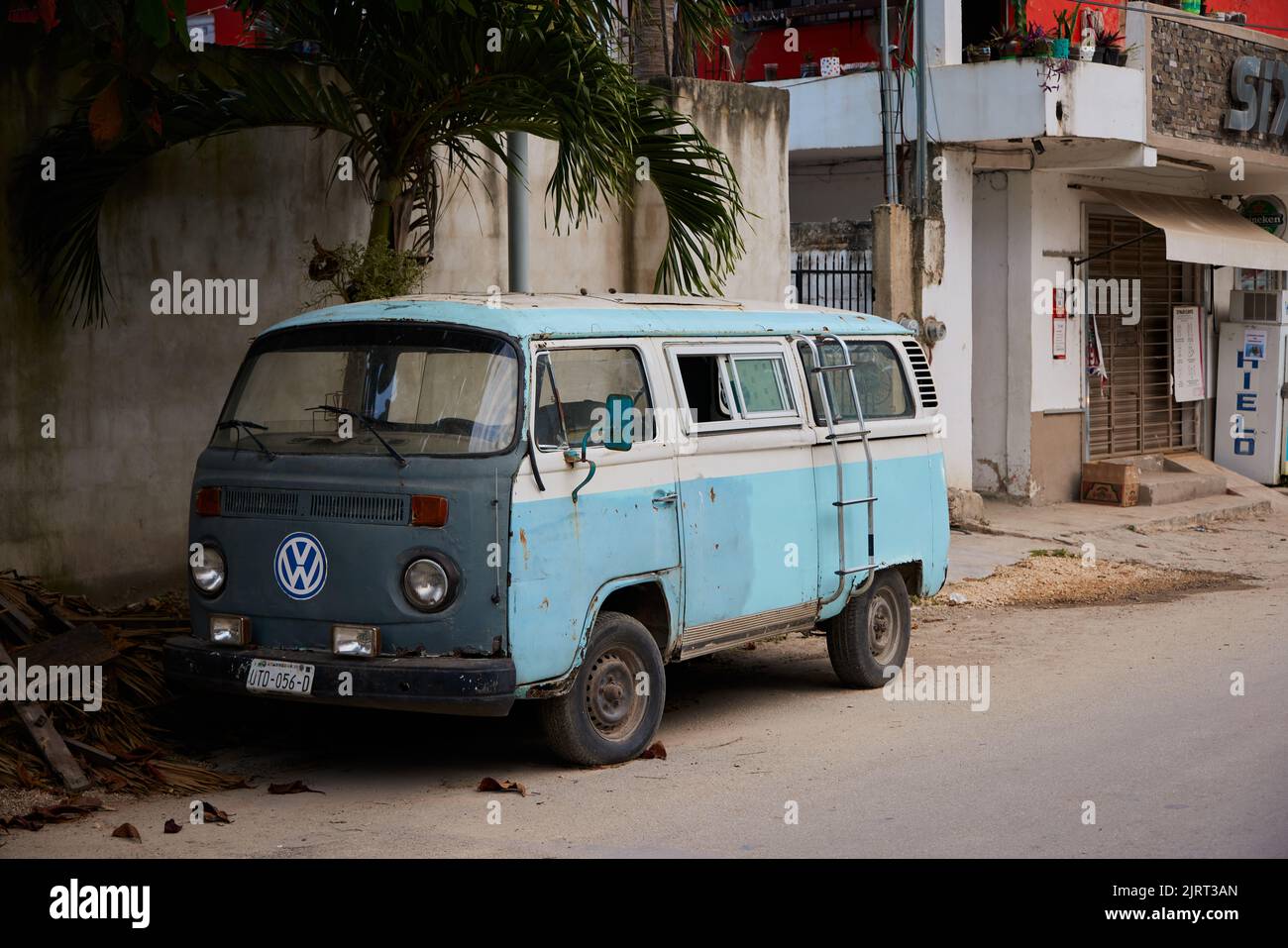 Un joli vieux bus bleu Volkswagen garé dans la rue à Tulum, Quintana Roo, Mexique Banque D'Images