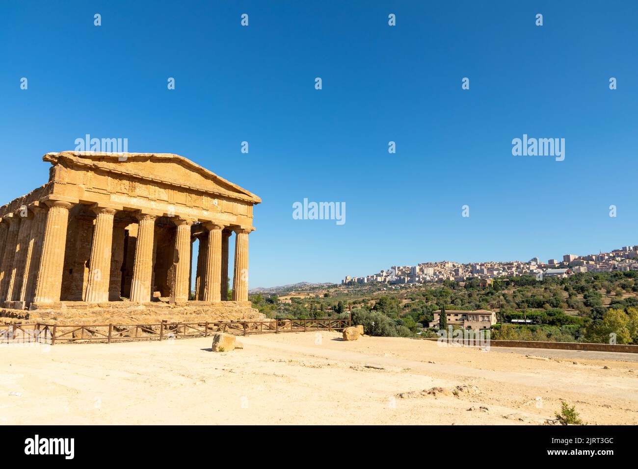 Vue sur le temple de Concordia dans la vallée des temples, temple de l'ordre dorique. Banque D'Images
