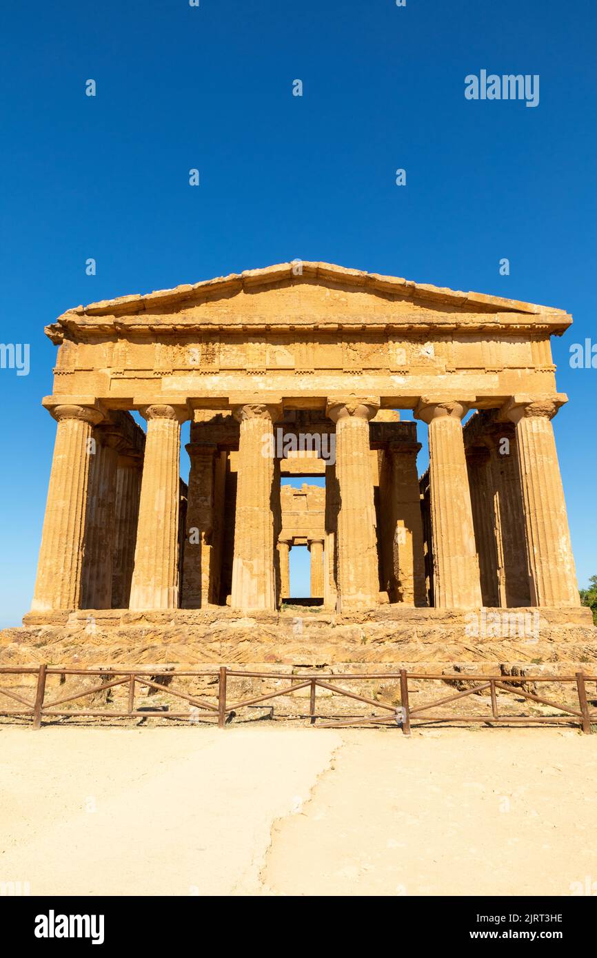 Vue sur le temple de Concordia dans la vallée des temples, temple de l'ordre dorique. Banque D'Images