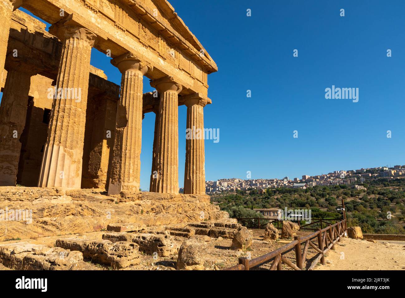 Vue sur le temple de Concordia dans la vallée des temples, temple de l'ordre dorique. Banque D'Images