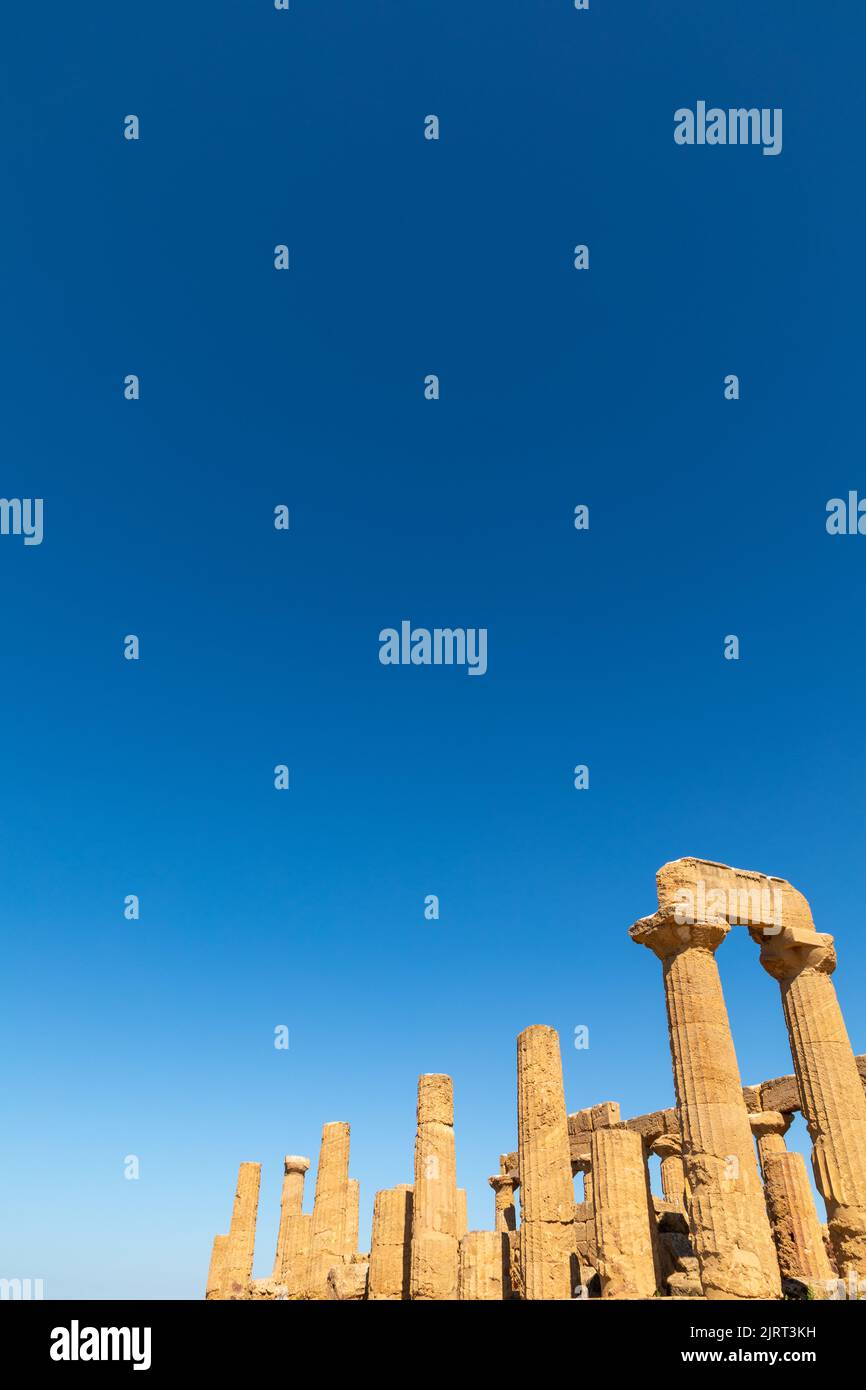 Une vue sur le Temple de Juno, un temple grec de l'ordre dorique dans la vallée des temples d'Agrigento, Sicile, Italie Banque D'Images