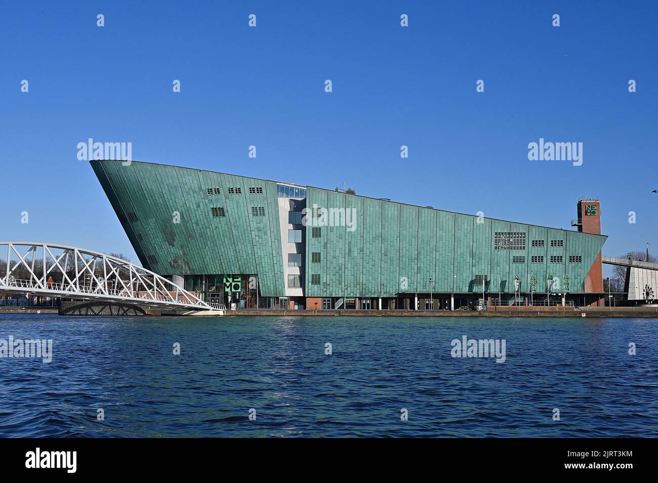 Pays-Bas, Amsterdam: Le Musée des Sciences NEMO vu de la rue Oosterdokskade. Le centre scientifique conçu par l'architecte Renzo Piano a été construit sinistre Banque D'Images