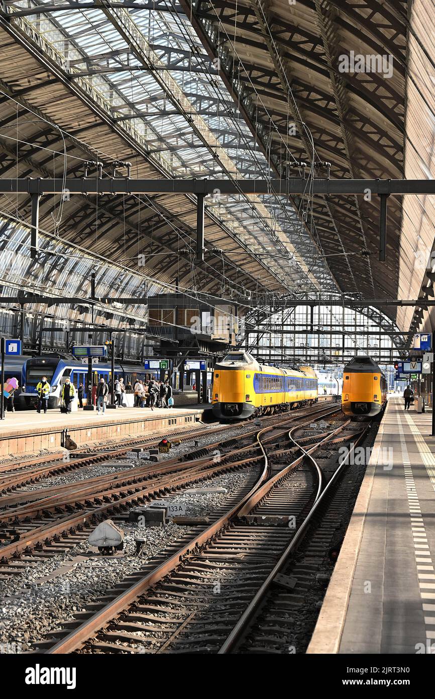 Pays-Bas, Rotterdam: Trains et passagers en attente sur la plate-forme de la gare centrale de Rotterdam Banque D'Images