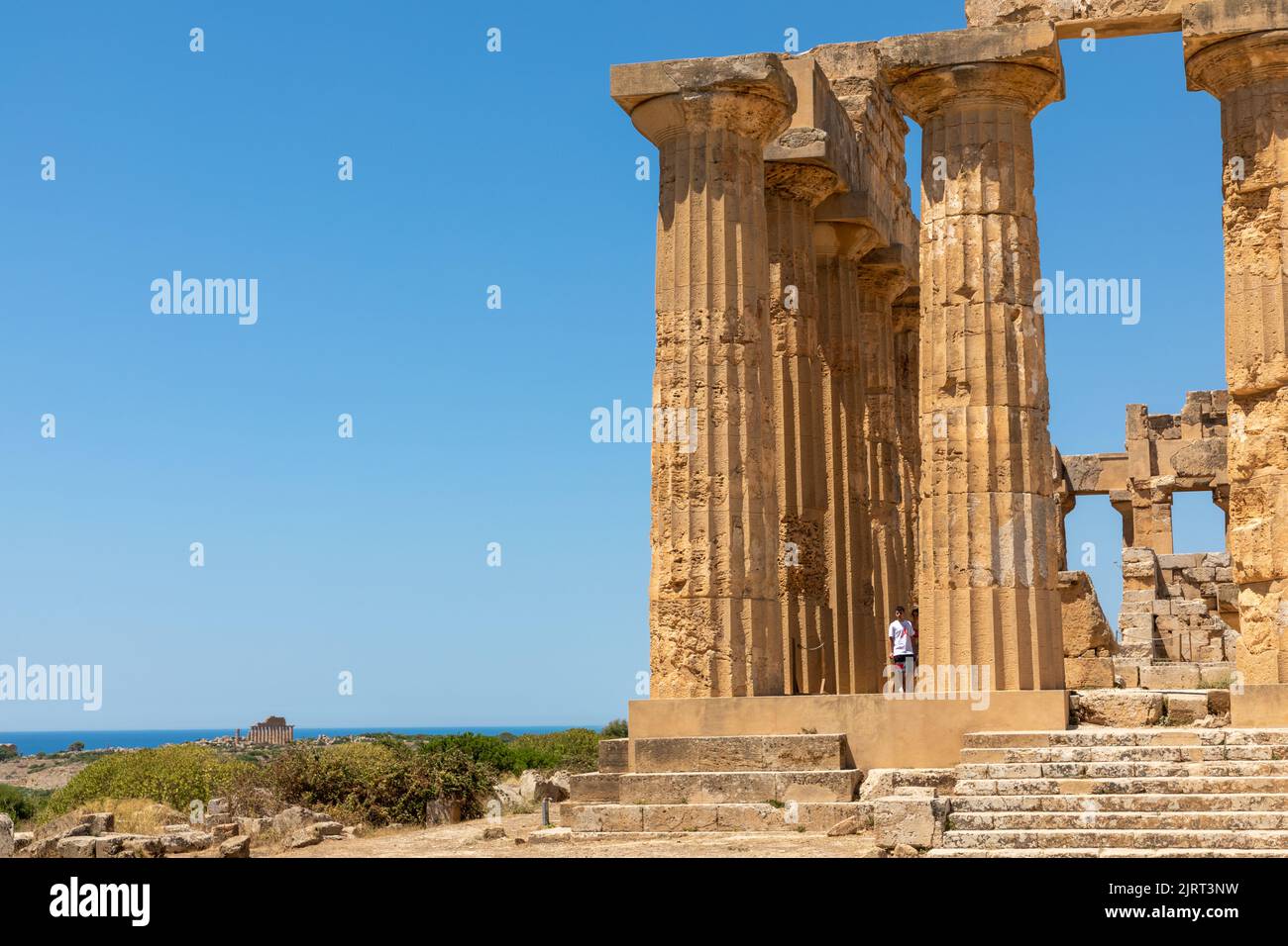 Une vue sur le Temple de Juno, un temple grec de l'ordre dorique dans la vallée des temples d'Agrigento, Sicile, Italie Banque D'Images
