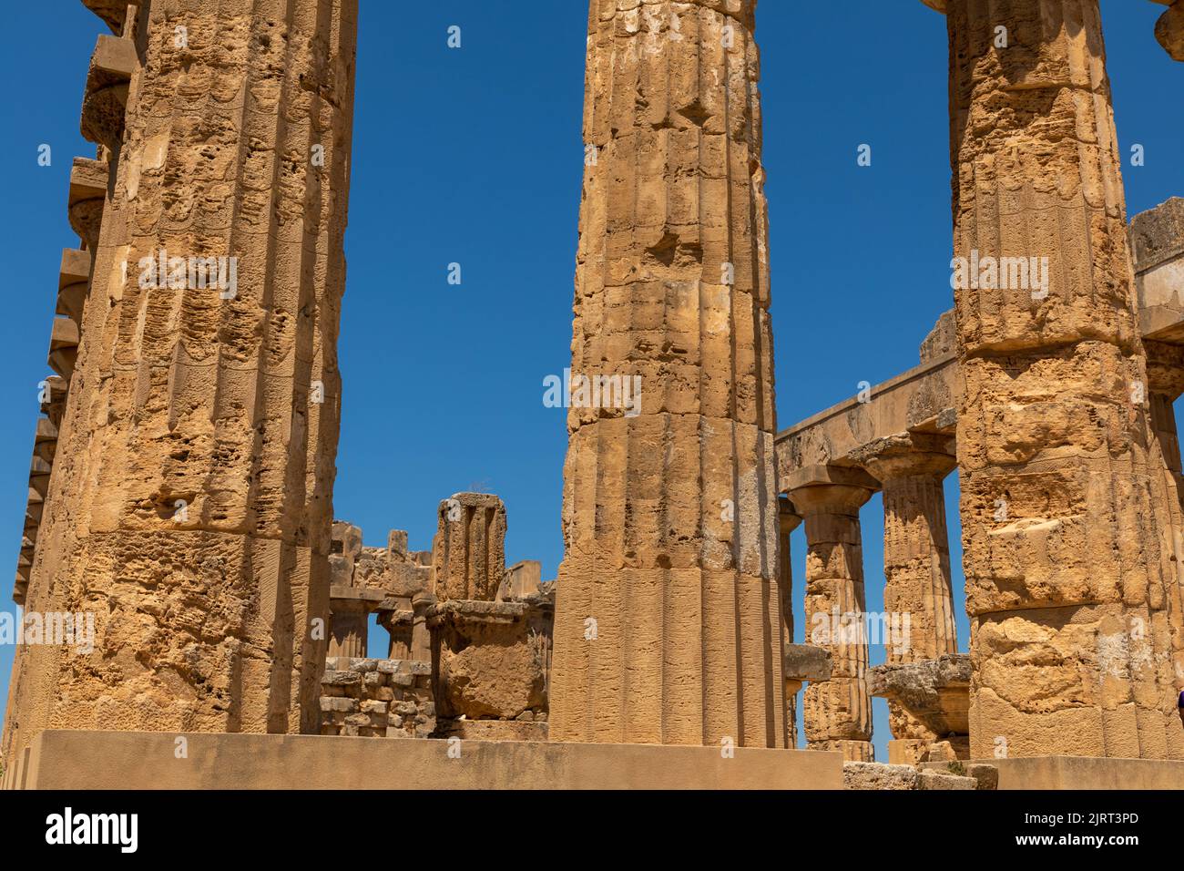 Une vue sur le Temple de Juno, un temple grec de l'ordre dorique dans la vallée des temples d'Agrigento, Sicile, Italie Banque D'Images