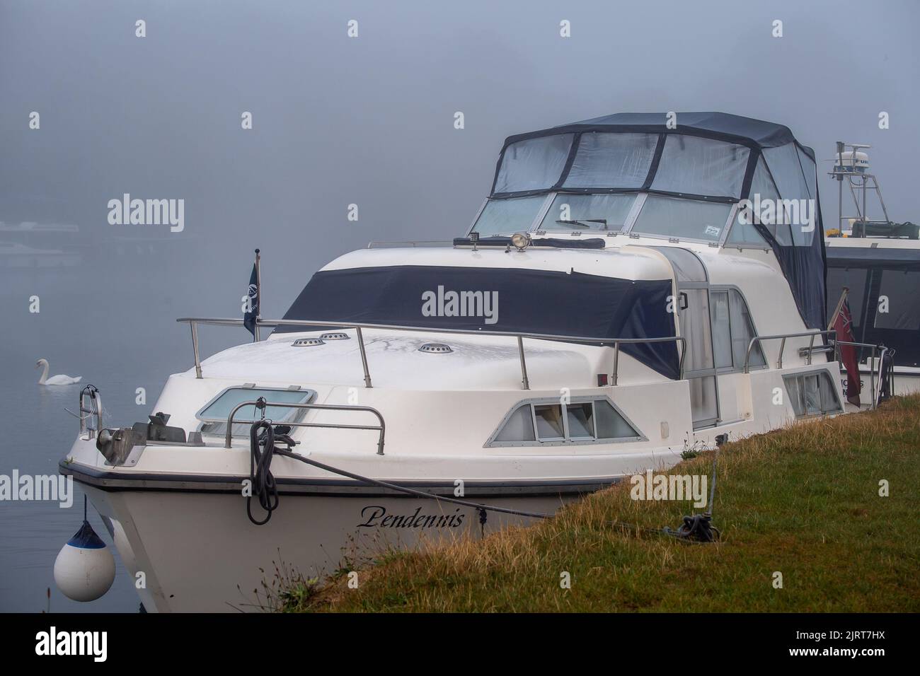 Eton, Windsor, Berkshire, Royaume-Uni. 26th août 2022. Un bateau amarré sur une Tamise brumeuse ce matin. Après la pluie d'hier, il y avait un brouillard épais à Eton et à Windsor ce matin, mais il a disparu en fin de matinée, laissant une journée ensoleillée. Crédit : Maureen McLean/Alay Live News Banque D'Images