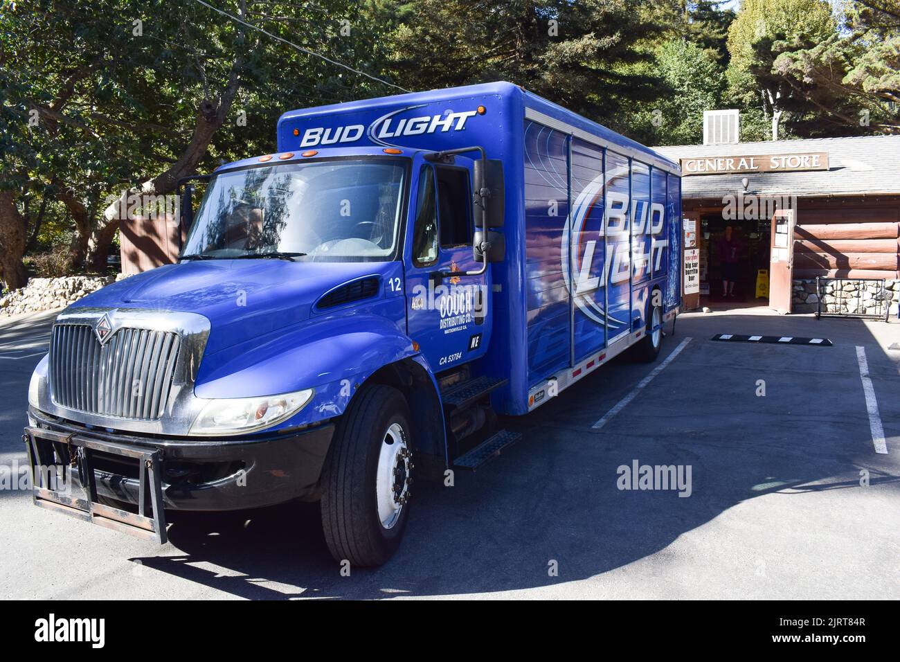 Camion de livraison Blue Bud Light (bière American Light Lager) stationné devant un magasin général de Big sur. Banque D'Images