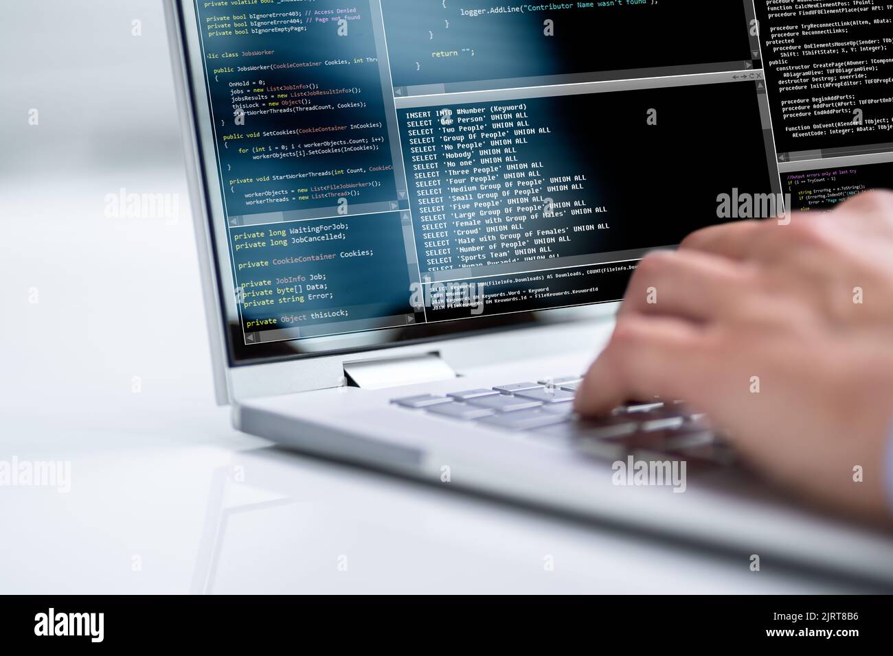 Programmeur informatique utilisant le logiciel de développement sur ordinateur portable Banque D'Images
