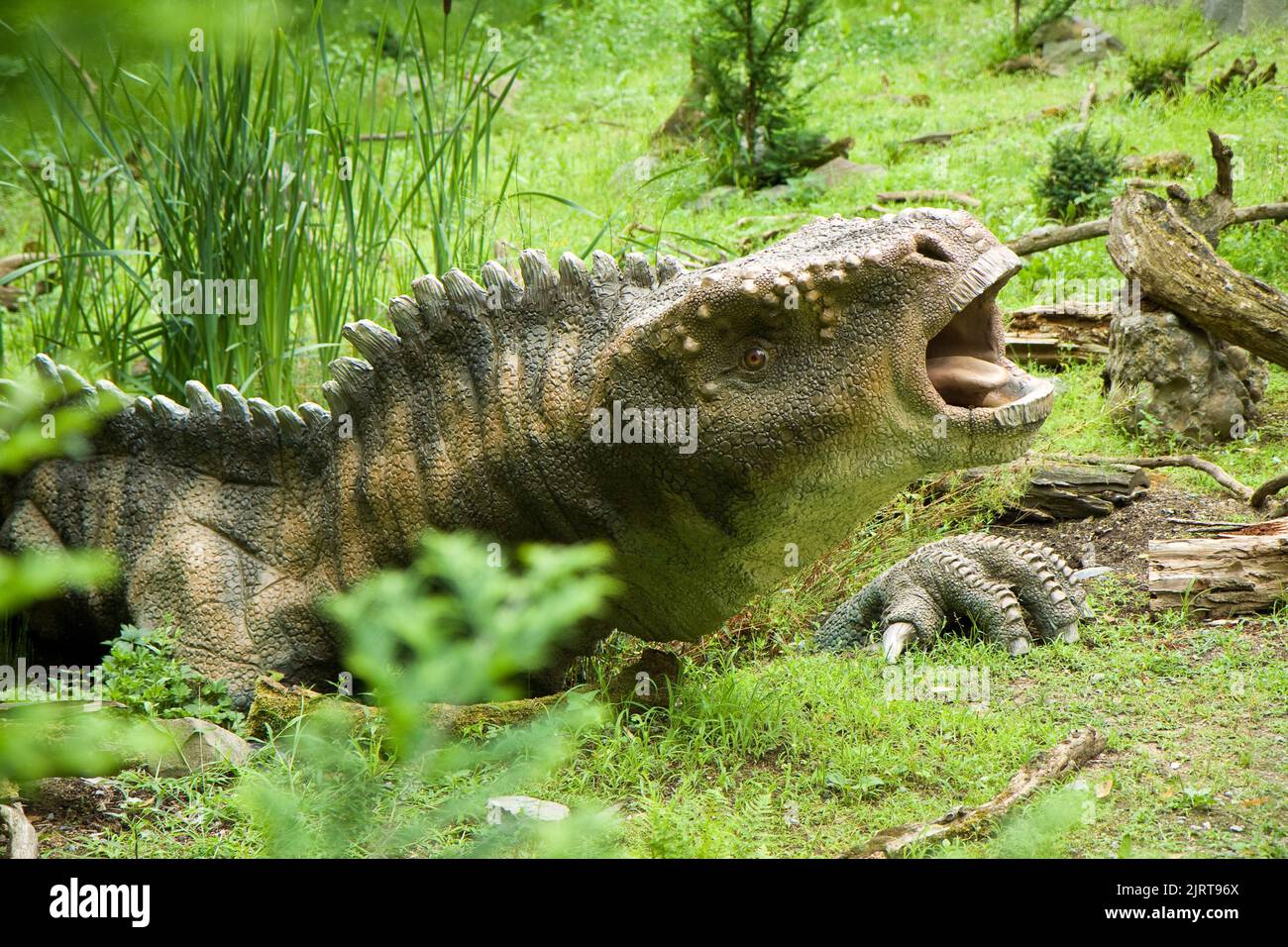 Dinosaure d'Iguanodon dans le parc Dino, ZOO Vyskov, République Tchèque. Fond vert HD. Papier peint 4K. Contenu rédactionnel - thème dinosaures. Banque D'Images