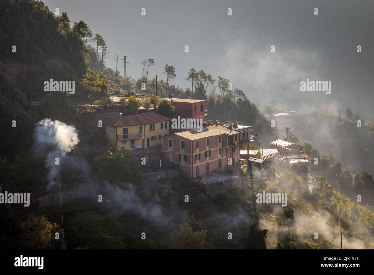 La belle vue sur le village italien (Drignana, la Spezia) au soleil du matin, fumée et brouillard. Fond d'écran HD, 4K arrière-plan. Italie, Europe Banque D'Images