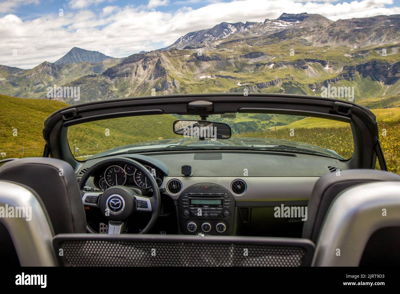 Grossglockner, Autriche, 20 août 2020: Mazda MX-5 NC vue du poste de pilotage avec de beaux paysages de montagne en arrière-plan. Banque D'Images