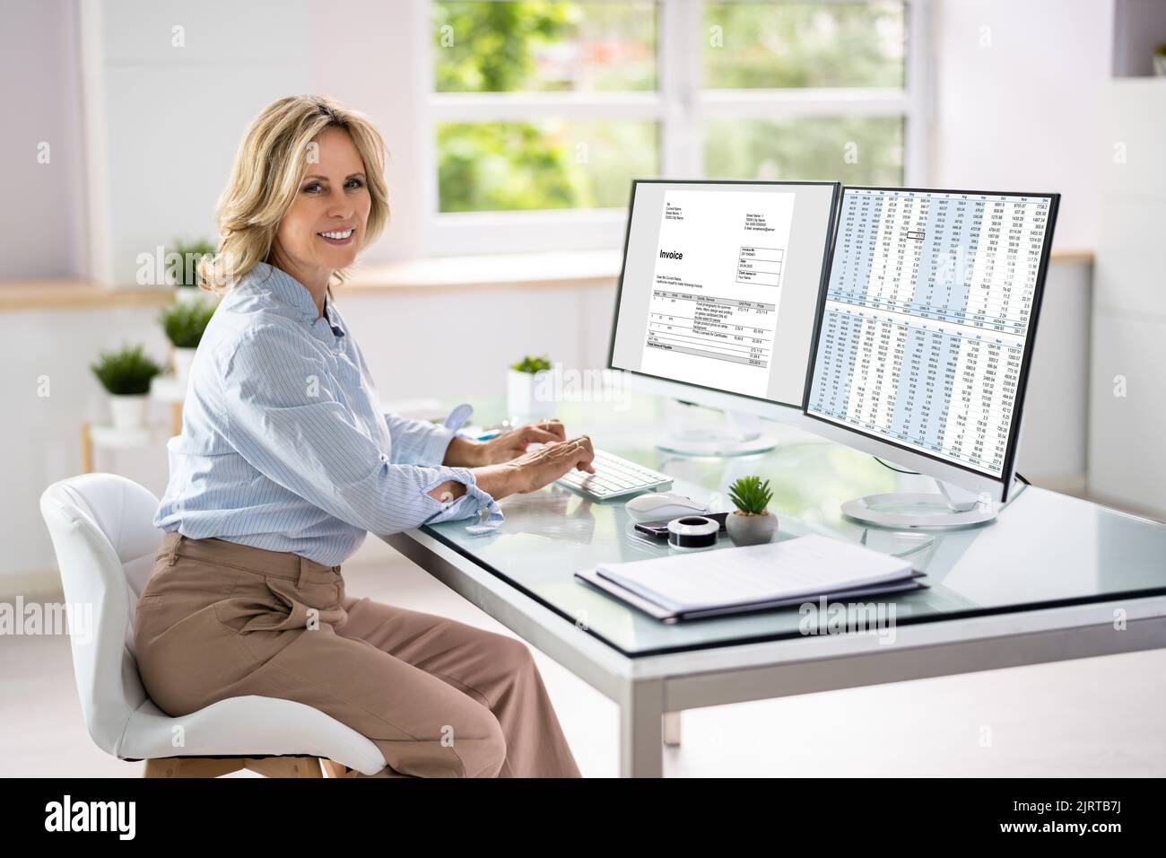 Woman Analyzing Digital E Invoice à l'aide d'un logiciel en ligne Banque D'Images