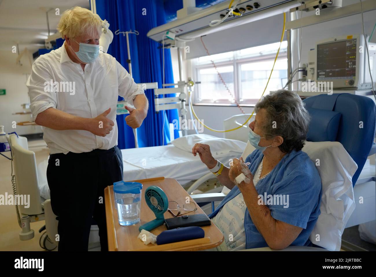 Le Premier ministre Boris Johnson rencontre la patiente Rita Thomson, après avoir eu un remplacement complet de la hanche, lors d'une visite au Centre orthopédique électif du sud-ouest de Londres à Epsom, Surrey, pour voir comment leur travail contribue à l'éboutage des arriérés de Covid en offrant aux patients un accès plus rapide au traitement. Date de la photo: Vendredi 26 août 2022. Banque D'Images