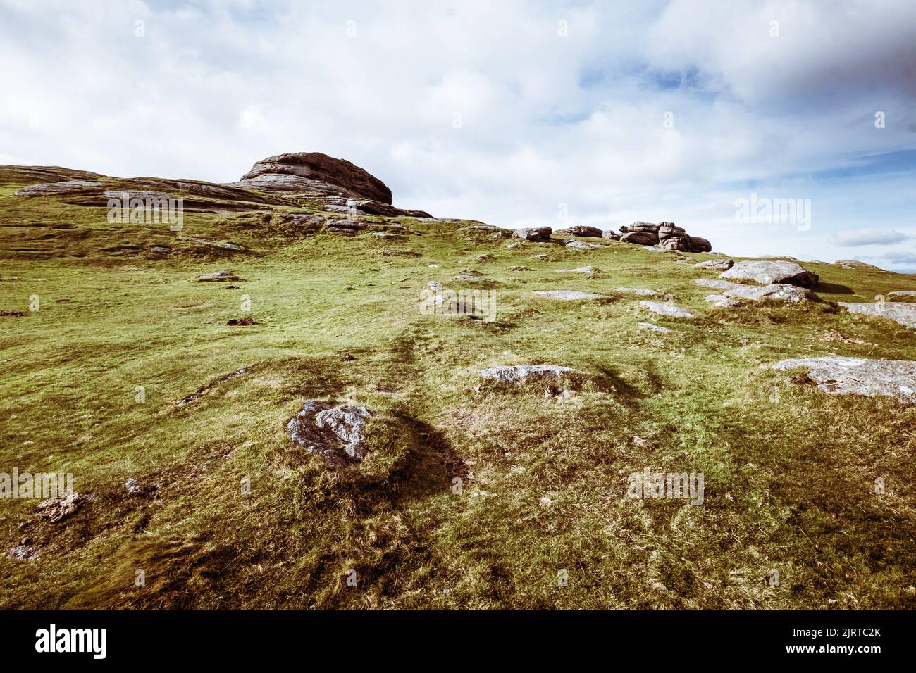 L'imposant 'Haytor' dans le paysage de Dartmoor pendant un après-midi hivernent. Banque D'Images