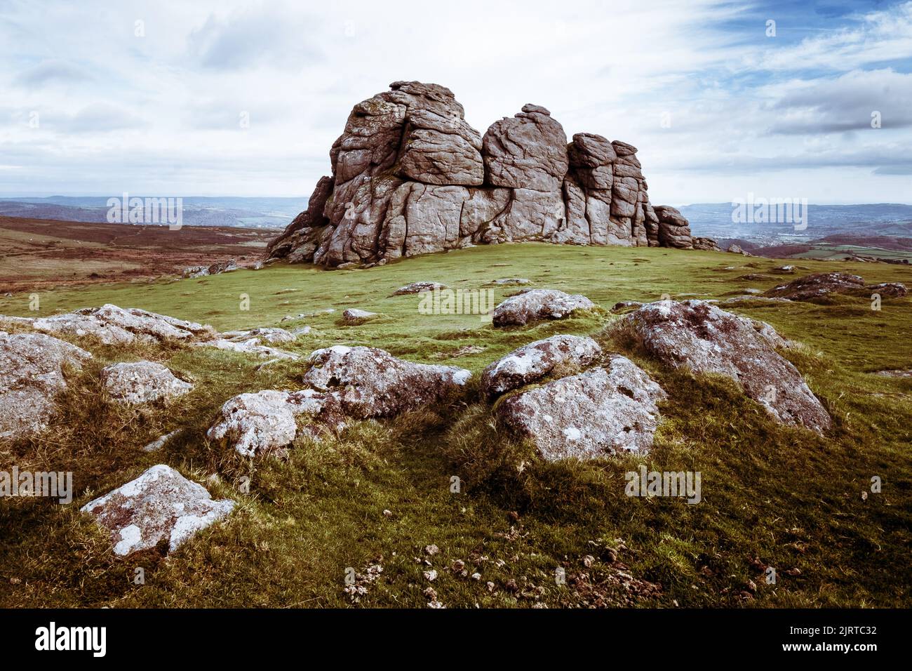 L'imposant 'Haytor' dans le paysage de Dartmoor pendant un après-midi hivernent. Banque D'Images