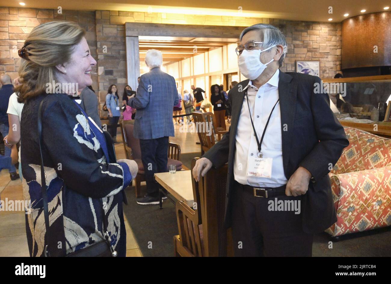 Le gouverneur de la Banque du Japon, Haruhiko Kuroda (R), est photographié à Jackson Hole, Wyoming, le 25 août 2022. (Kyodo)==Kyodo photo via crédit: Newscom/Alay Live News Banque D'Images