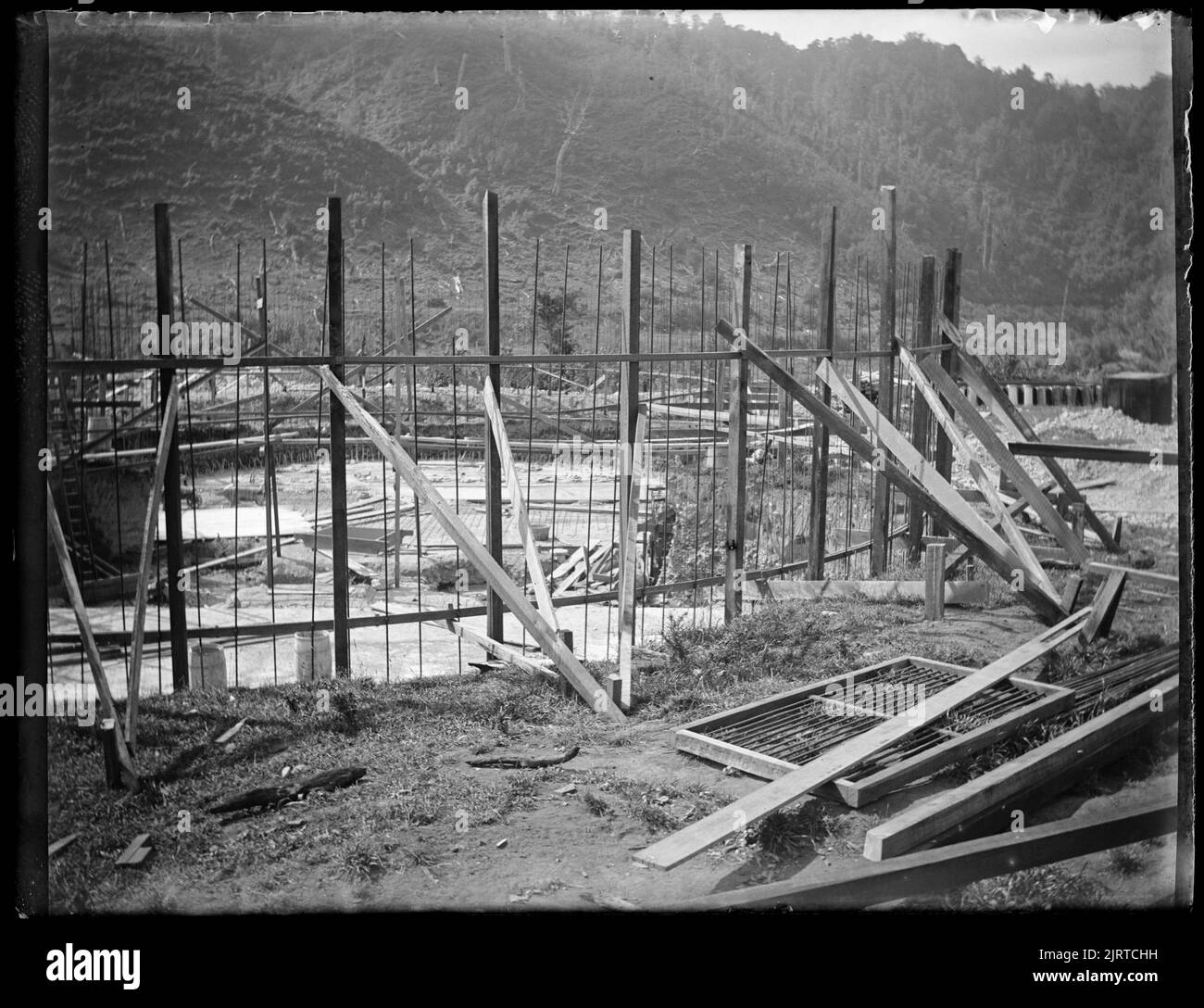 Pipe Bridge, rivière Ohau, North Island, par Leslie Adkin. Don de la famille G. L. Adkin, 1964. Banque D'Images