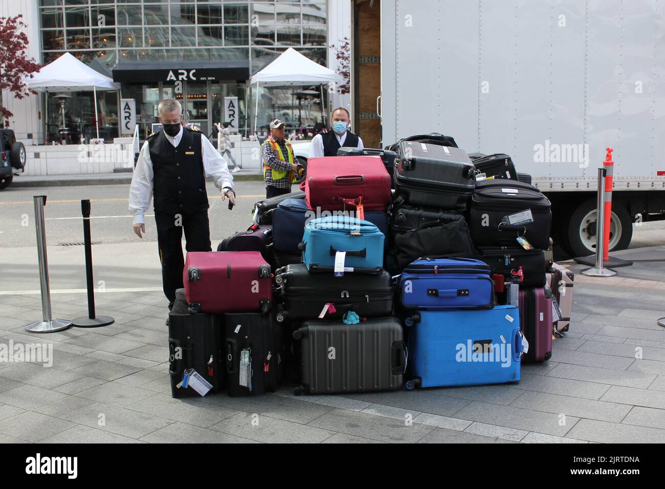 Un employé de l'hôtel qui charge des bagages dans le camion à Vancouver, au Canada Banque D'Images