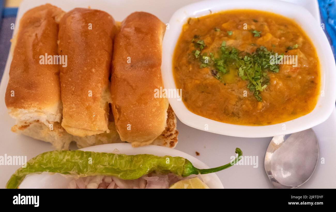 Plat de restauration rapide PAV bhaji de l'Inde. Se compose d'un curry de légumes épais servi avec un pain doux, servi dans une assiette. Banque D'Images