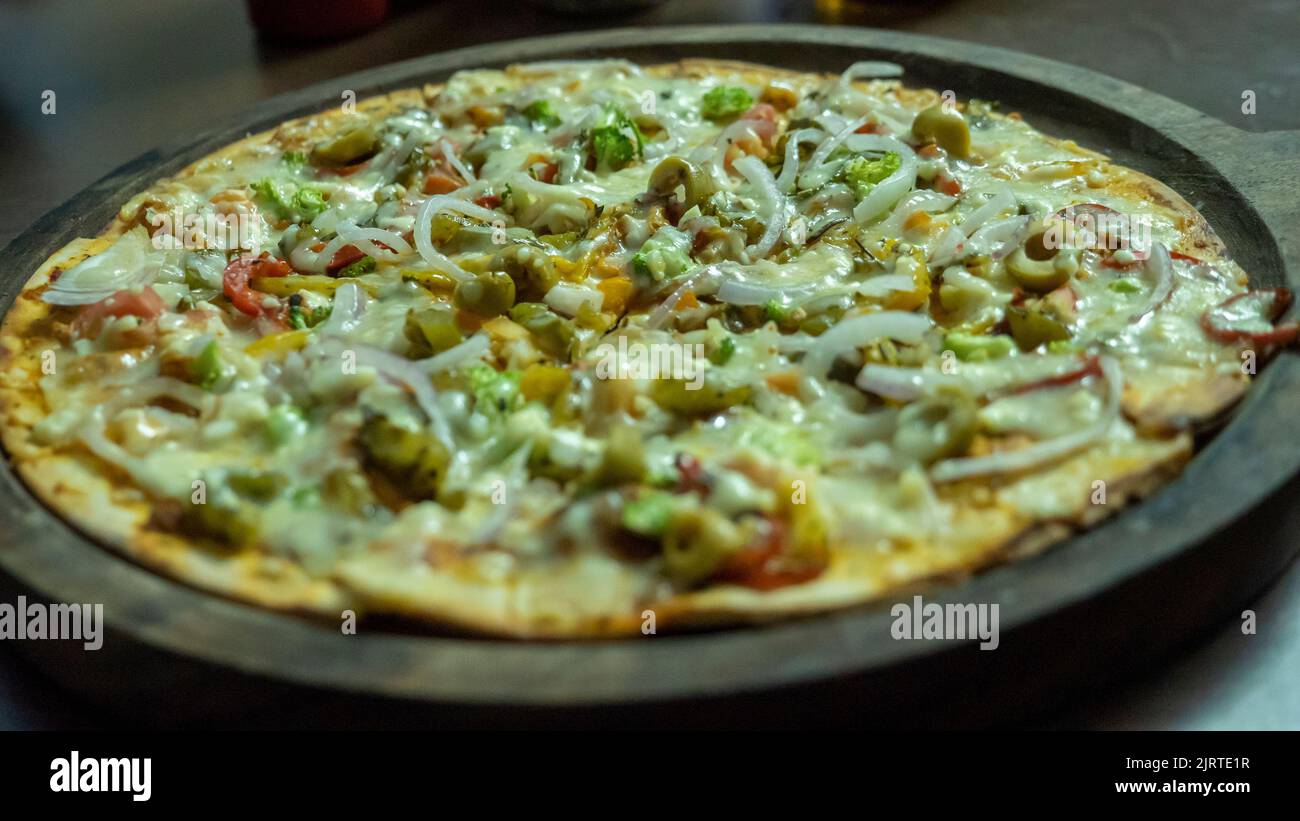 Pizza végétarienne en inde. Pizza à la Veg au fromage indien. Banque D'Images