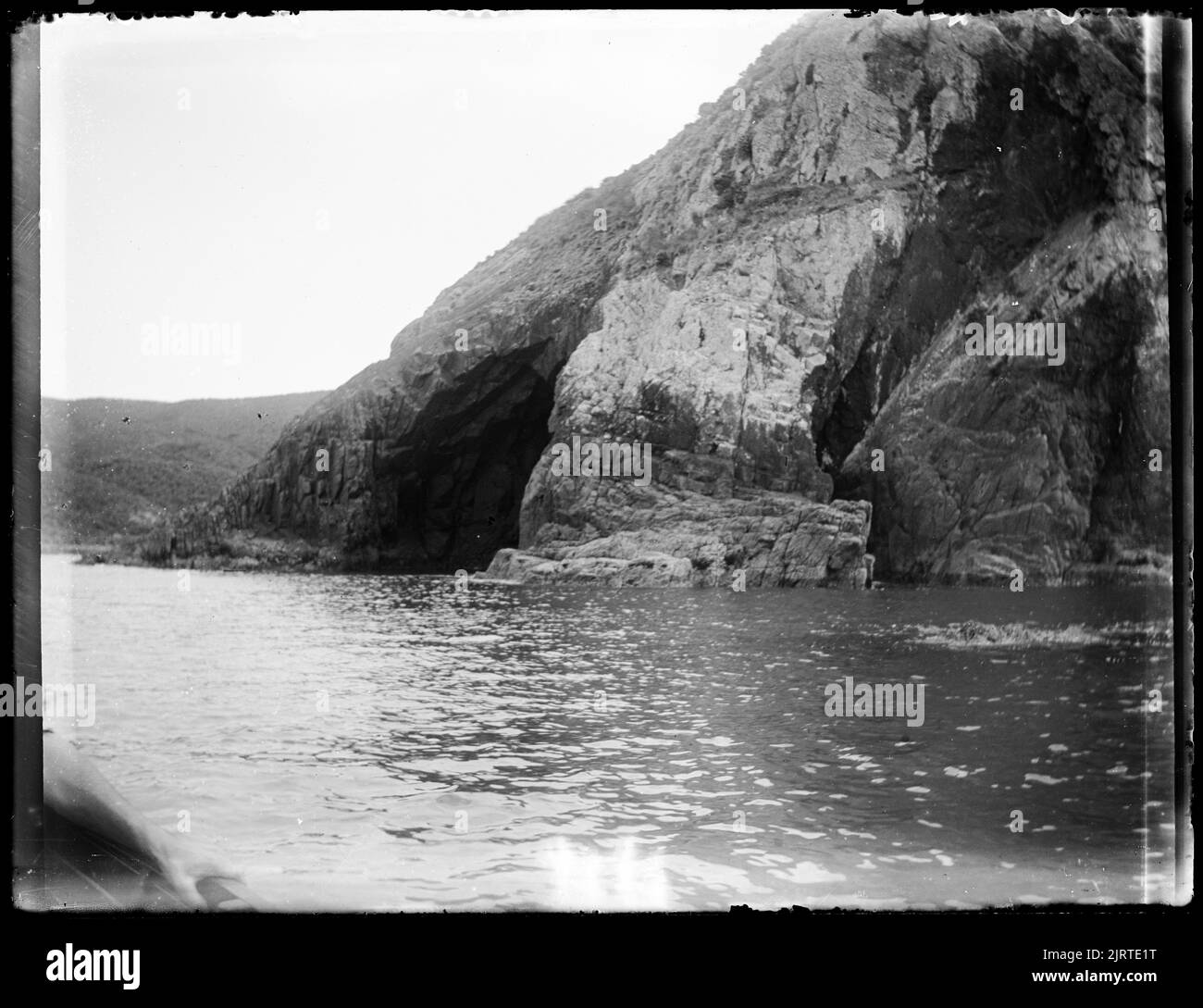 La grande grotte marine de Wharekohu Head , 26 février 1921, North Island, par Leslie Adkin. Don de la famille G. L. Adkin, 1964. Banque D'Images