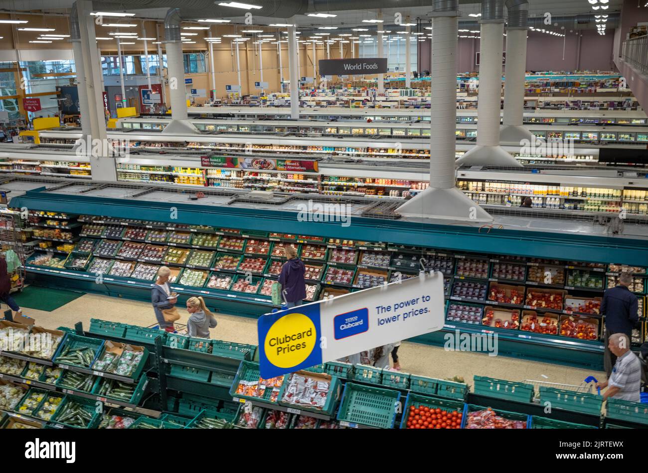 Les gens magasinent dans un supermarché Tesco à Hounslow, à Londres, au Royaume-Uni. Banque D'Images