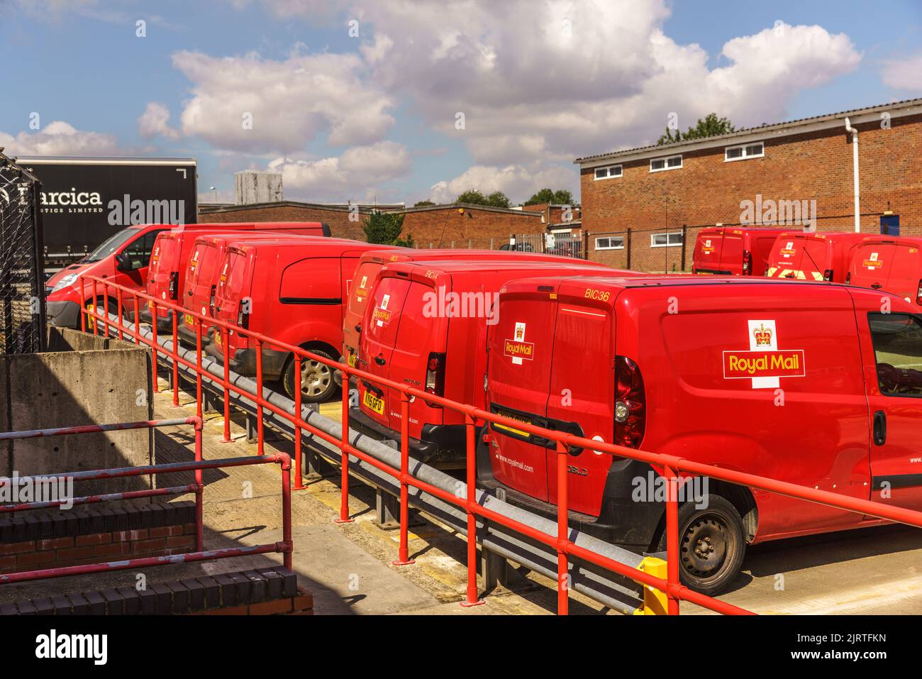 Bicester, Oxfordshire, 26 août 2022. Le premier des quatre jours d'action industrielle, les travailleurs de Royal Mail ont commencé aujourd'hui une action industrielle. Les lettres ne seront pas livrées les jours de grève et certaines livraisons de colis seront retardées. Après 3 mois de discussions, le Syndicat des travailleurs de la communication (CWU), représentant les grévistes, a rejeté une offre de salaire allant jusqu'à 5,5% exigeant une augmentation de salaire « qui reflète plus étroitement le taux actuel d'inflation ». Credit Bridget Catterall / Alamy Live News. Credit Bridget Catterall/Alamy Live News Banque D'Images