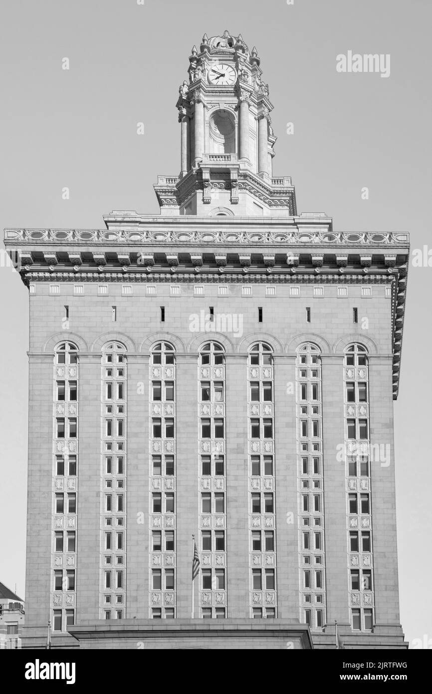 Oakland, Etats-Unis - 19 mai 2022: Vue sur l'ancienne façade de l'hôtel de ville d'Oakland, Etats-Unis Banque D'Images