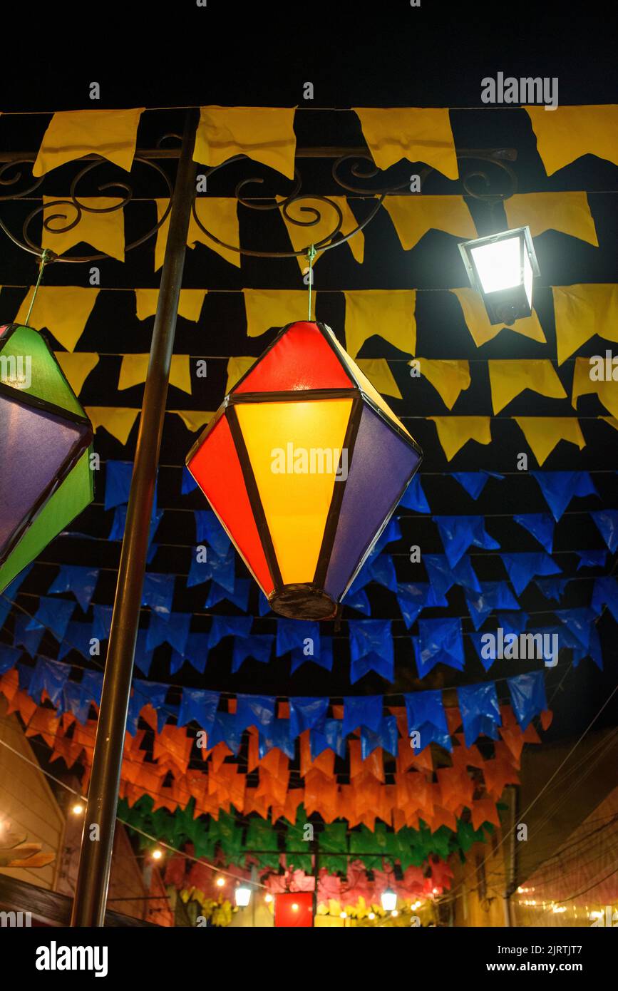 Ballons décoratifs et drapeaux colorés dans la rue pour le festival São João, qui a lieu en juin dans le nord-est du Brésil. Banque D'Images