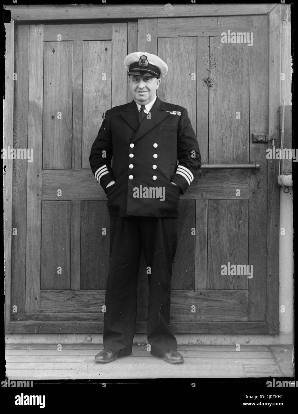 Homme en uniforme naval/maritime, par Leslie Adkin. Banque D'Images