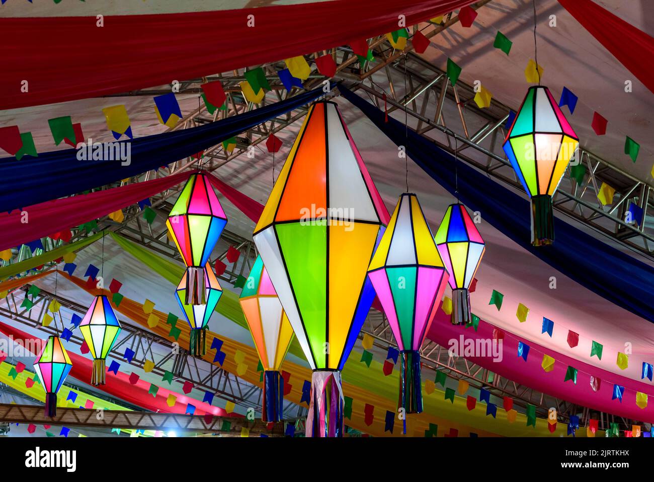 Drapeaux colorés et ballon décoratif pour la fête de Saint John, qui a lieu en juin dans le nord-est du Brésil. Banque D'Images