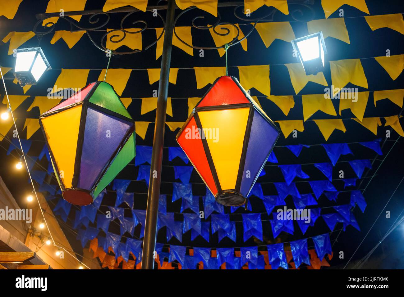 Ballons décoratifs et drapeaux colorés dans la rue pour le festival São João, qui a lieu en juin dans le nord-est du Brésil. Banque D'Images