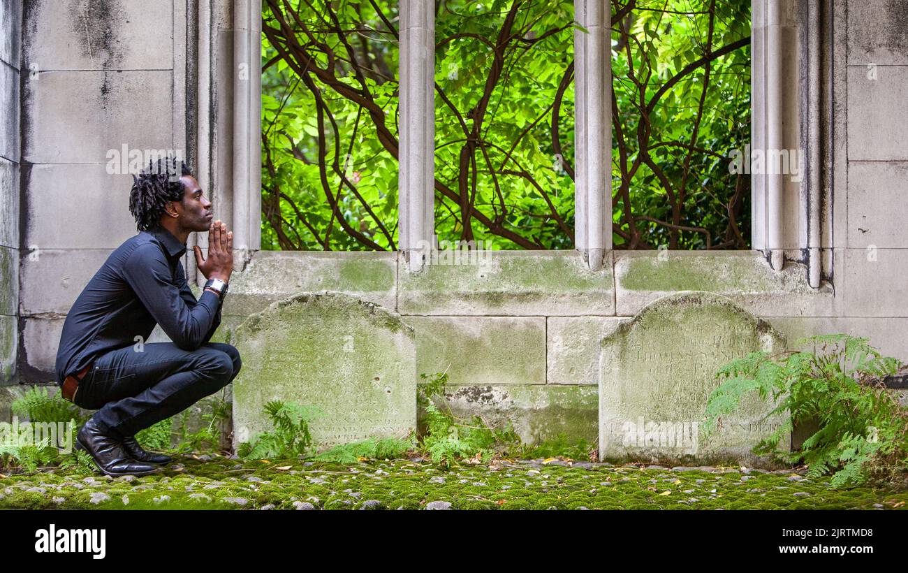 Le Sanctuaire, prière. Un moment de prière pour un personnage en deuil par une pierre tombale. À partir d'une série d'images associées. Banque D'Images