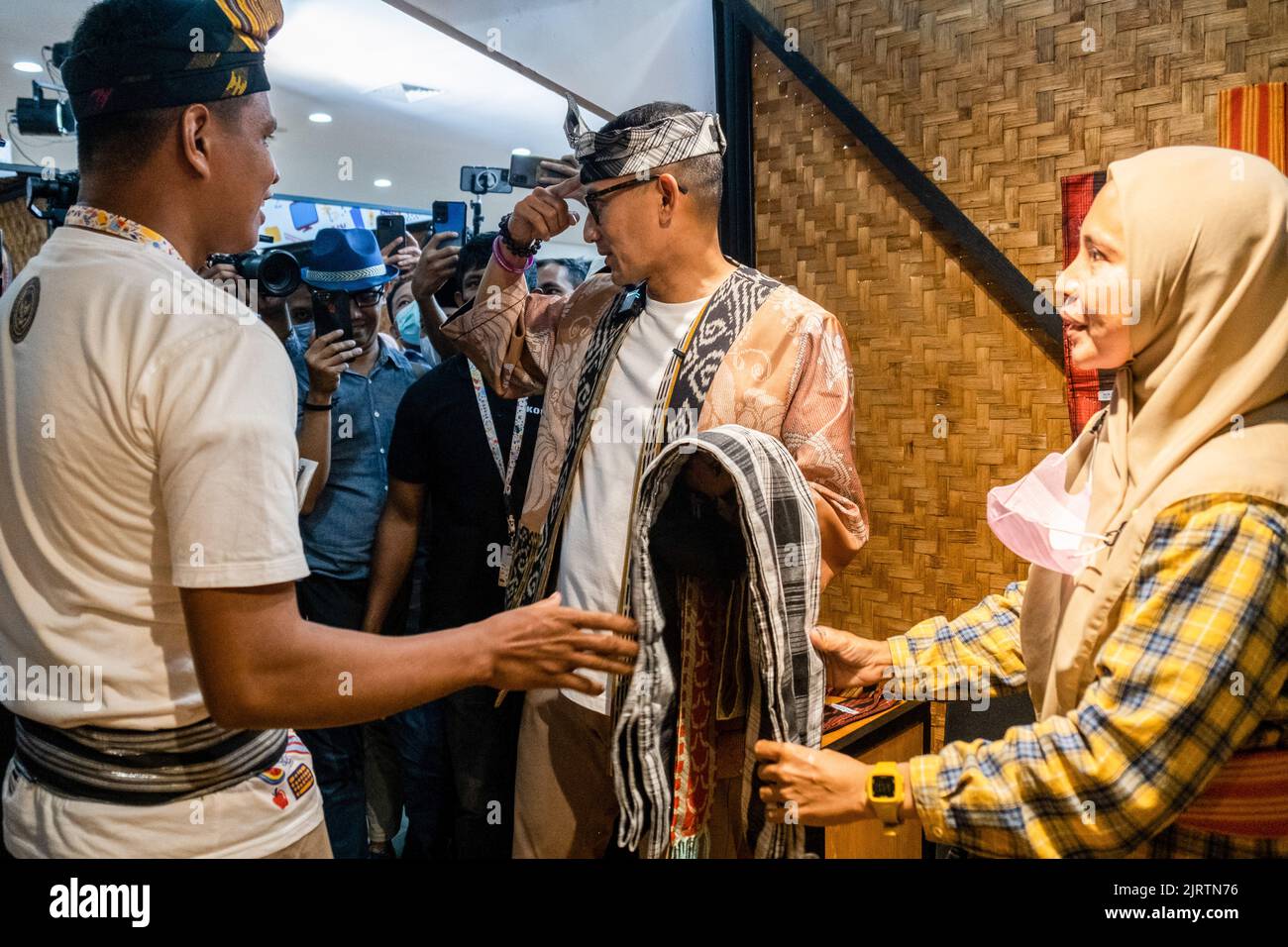 Le ministre du Tourisme et de l'Economie créative Sandiaga Uno (au centre) essaie l'artisanat typique de Songkok de l'île de Buton à l'exposition indonésienne Creative Appréciation Exhibition de 27 produits supérieurs dans toute l'Indonésie orientale à Kendari. Aprissiasi Kresi Indonesia est un programme de développement de l'économie créative par le biais du renforcement des capacités et des expositions pour les acteurs de l'économie créative dans les sous-secteurs de la cuisine, de l'artisanat, de la mode, de l'application, du cinéma et de la musique qui se tiendront dans 16 villes/districts d'Indonésie. (Photo par Andry Denisah/SOPA Images/Sipa USA) Banque D'Images