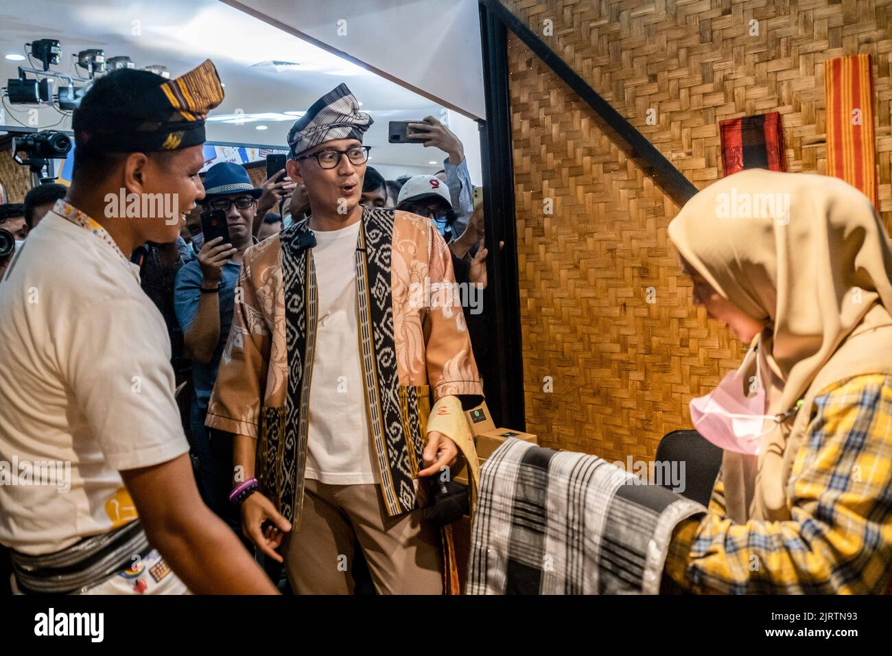 Le ministre du Tourisme et de l'Economie créative Sandiaga Uno (au centre) essaie l'artisanat typique de Songkok de l'île de Buton à l'exposition indonésienne Creative Appréciation Exhibition de 27 produits supérieurs dans toute l'Indonésie orientale à Kendari. Aprissiasi Kresi Indonesia est un programme de développement de l'économie créative par le biais du renforcement des capacités et des expositions pour les acteurs de l'économie créative dans les sous-secteurs de la cuisine, de l'artisanat, de la mode, de l'application, du cinéma et de la musique qui se tiendront dans 16 villes/districts d'Indonésie. (Photo par Andry Denisah/SOPA Images/Sipa USA) Banque D'Images