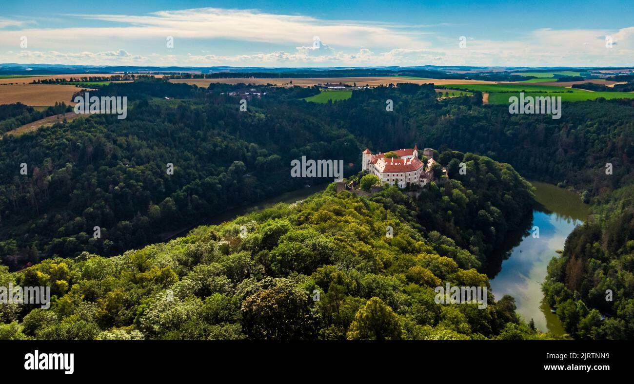 Vue aérienne du château de Bitov près de la rivière Dyje. Vue panoramique sur le paysage du château médiéval en haut de la colline avec forêt autour. Région de Moravie du Sud, Czec Banque D'Images