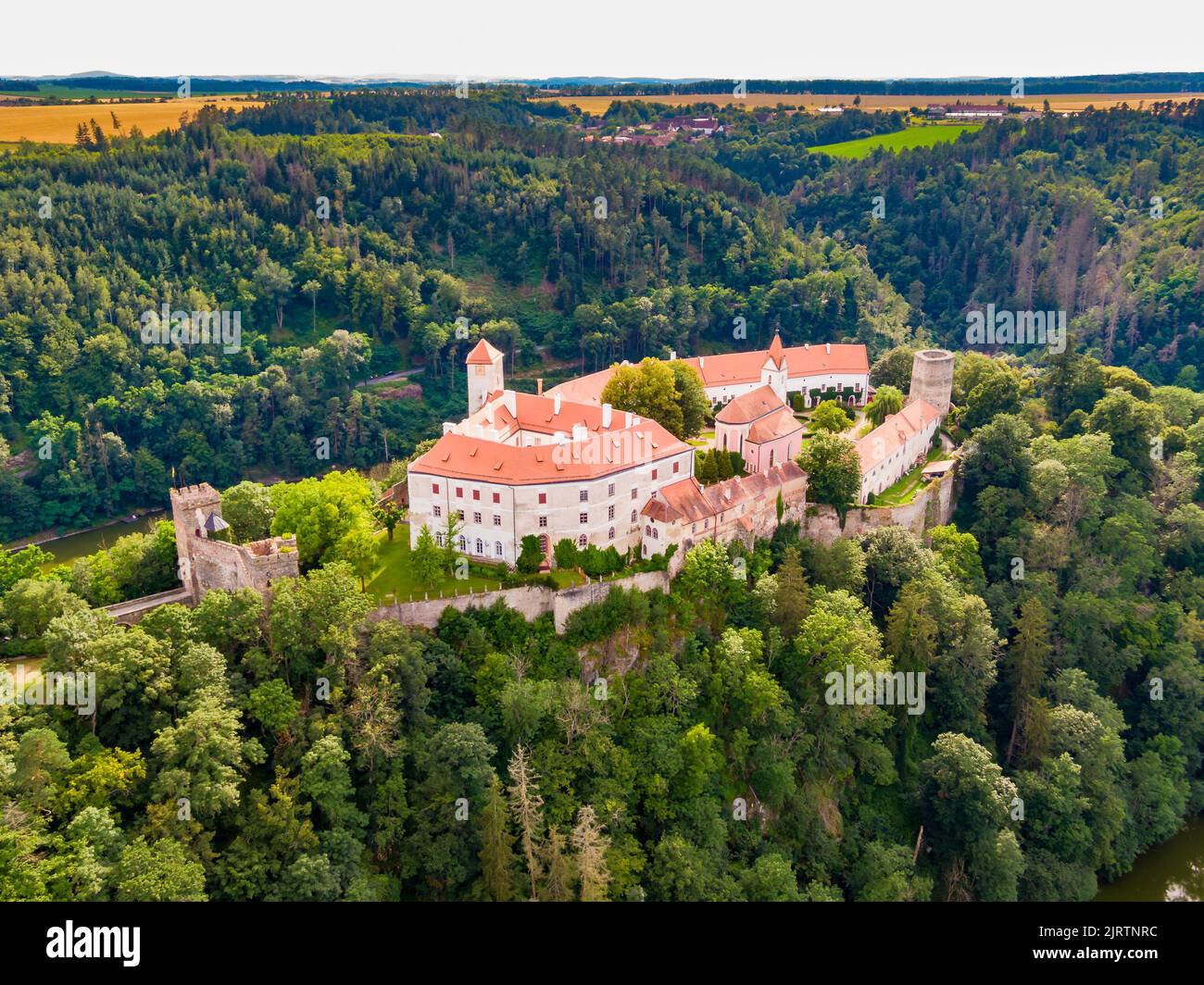 Vue aérienne du château de Bitov près de la rivière Dyje. Vue panoramique sur le paysage du château médiéval en haut de la colline avec forêt autour. Région de Moravie du Sud, Czec Banque D'Images