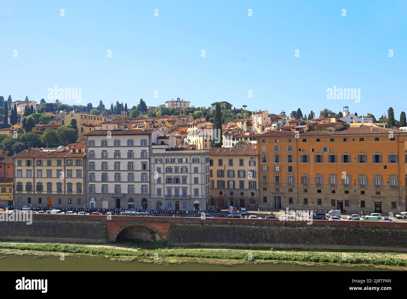 FLORENCE, ITALIE - 18 SEPTEMBRE 2022 : voici le remblai de Lungarno Torrigiani de l'Arno. Banque D'Images
