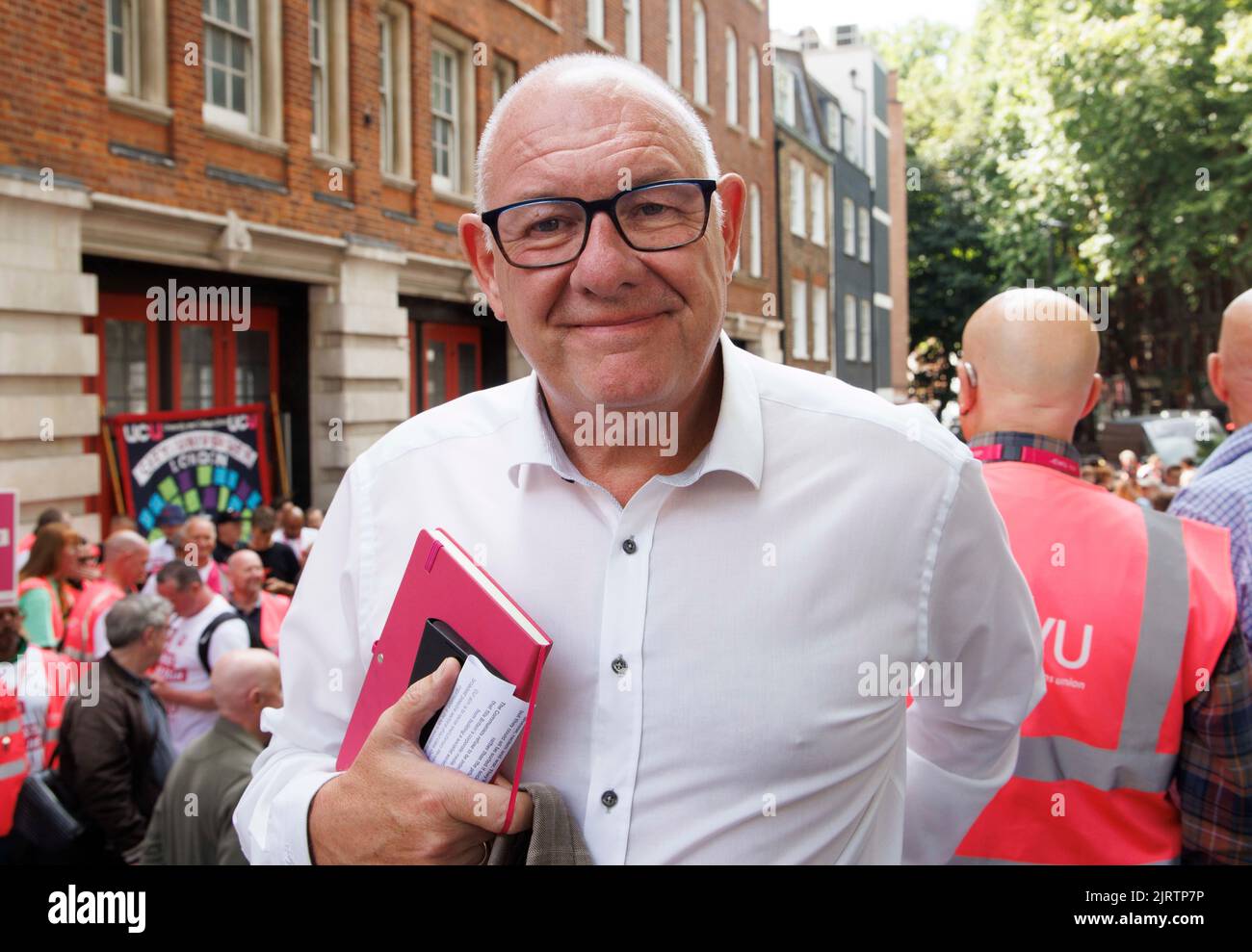 Londres, Royaume-Uni. 26th août 2022. Dave Ward, secrétaire général de l'UCF. Les membres du Syndicat des travailleurs de la communication (CWU) prennent des mesures de grève. 120 000 travailleurs des postes sortent sur salaire. Les ont voté en faveur de l'action industrielle de 97,6 %. Cette démonstration a lieu au bureau de tri de Mount Pleasant. Les sont pris en charge par d'autres unions telles que le RMT, Unite et l'UCU. Crédit : Mark Thomas/Alay Live News Banque D'Images