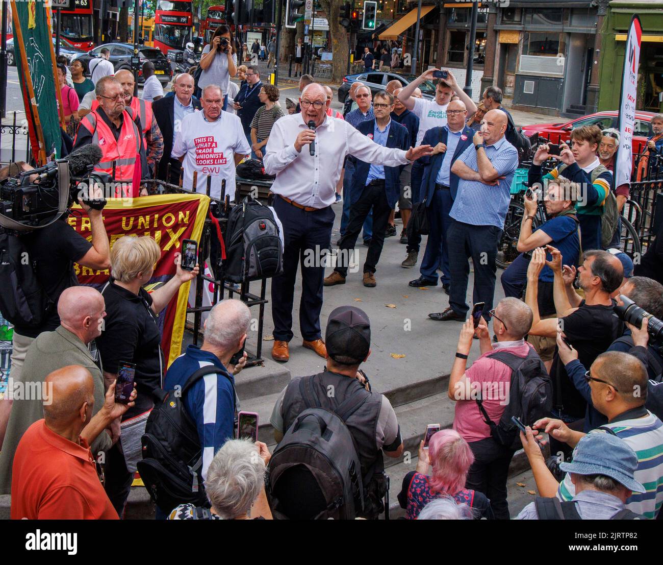 Londres, Royaume-Uni. 26th août 2022. Dave Ward s'adresse à la foule. Les membres du Syndicat des travailleurs de la communication (CWU) prennent des mesures de grève. 120 000 travailleurs des postes sortent sur salaire. Les ont voté en faveur de l'action industrielle de 97,6 %. Cette démonstration a lieu au bureau de tri de Mount Pleasant. Les sont soutenus par d'autres syndicats tels que le RMT, crédit Unite: Mark Thomas/Alay Live News Banque D'Images