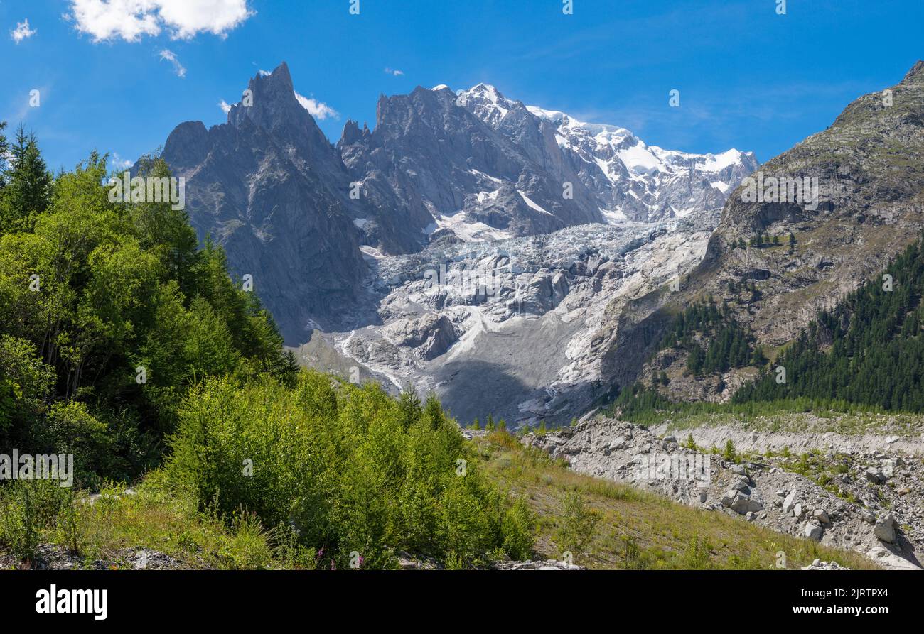 Le massif du Mont blanc et le glacier Brenva de la vallée du Val Ferret - Entrèves en Italie. Banque D'Images