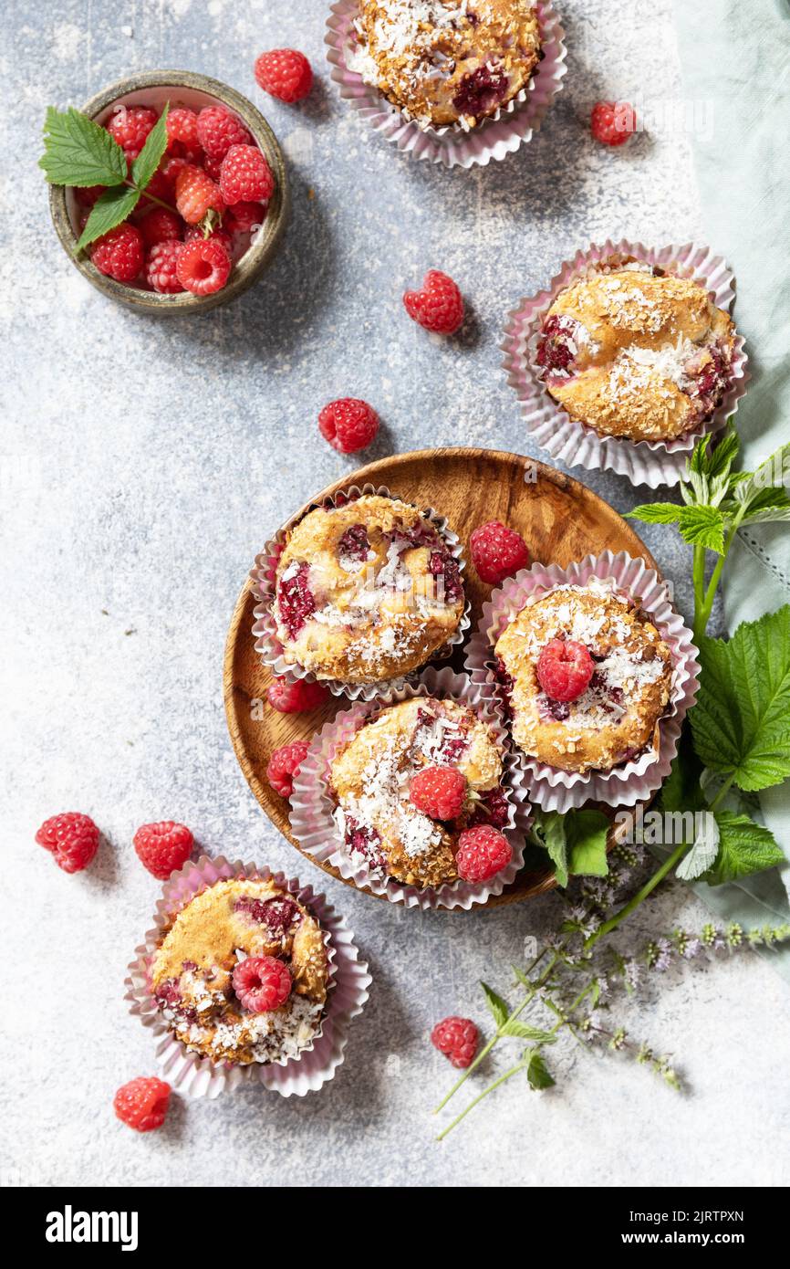 Dessert sain. Pâte végétalienne sans gluten. Muffins à la banane aux flocons de framboise et de noix de coco sur une table en pierre. Vue de dessus. Banque D'Images